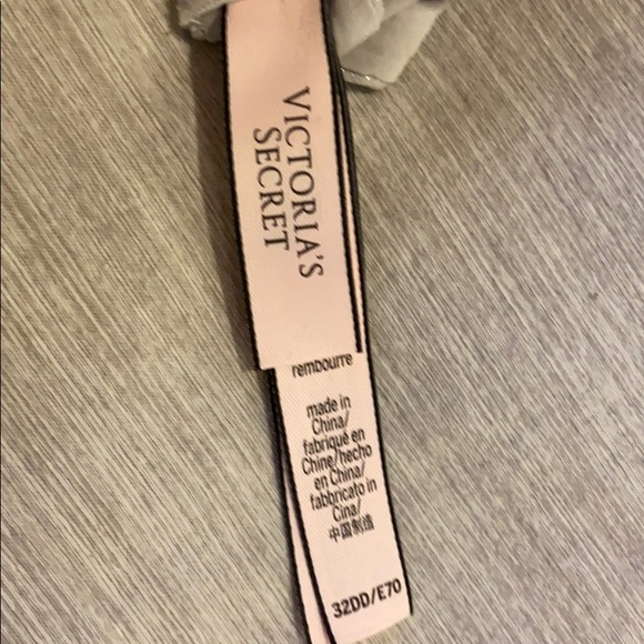 Beautiful never worn VS bra - Picture 3 of 5